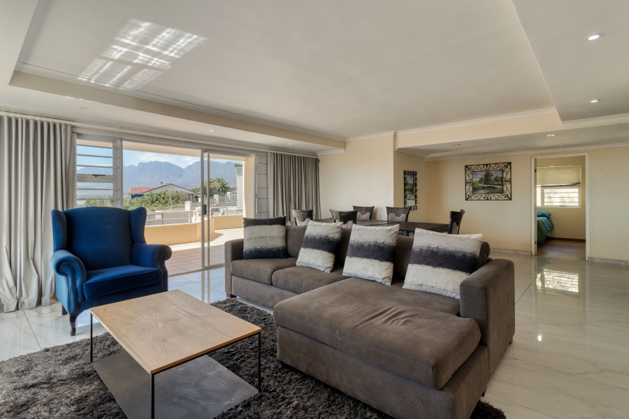 4 Bedroom Property for Sale in Mountainside Western Cape